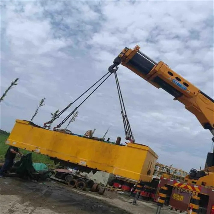 长阳吊运集装箱的吊车